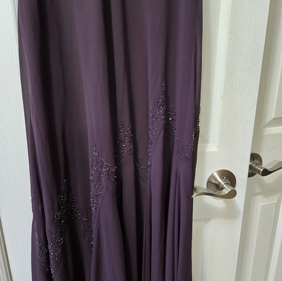 Women's gown with flared hem - size 16 (fits like a 14) - Picture 5 of 7